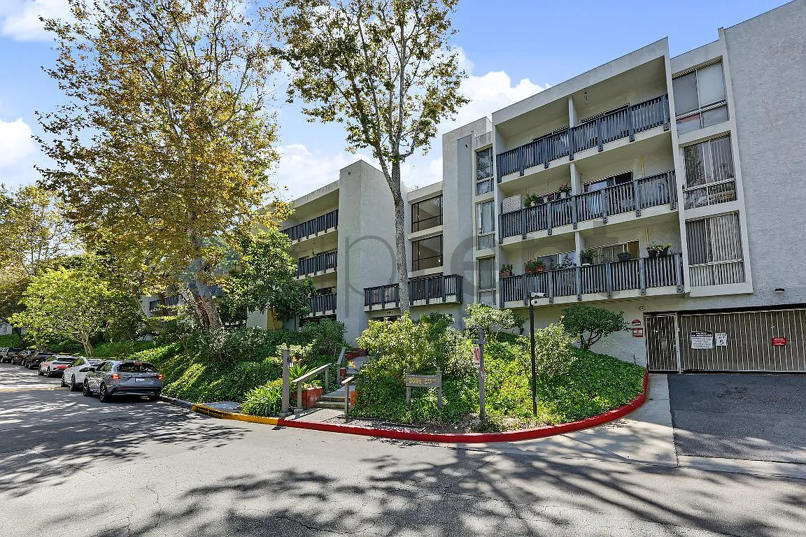 2 bed, 1131 sqft, $3,200 — Photo 1