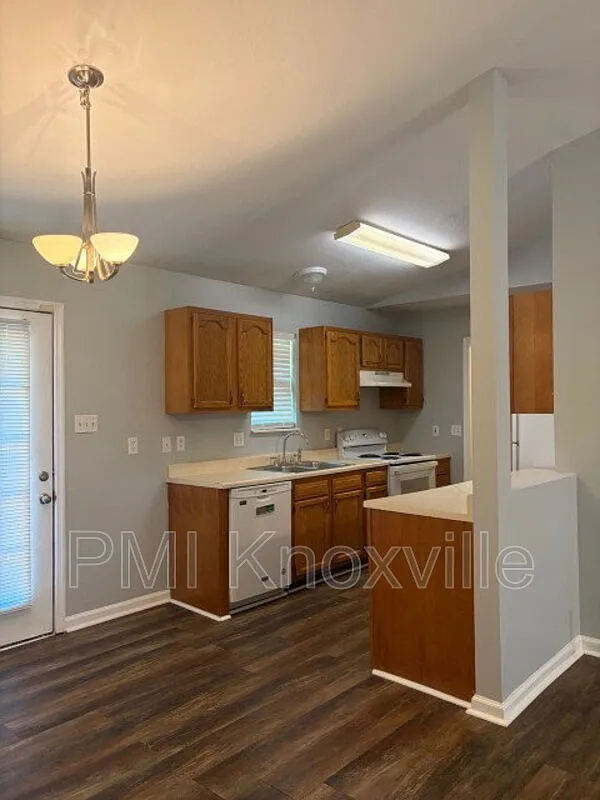 5 bed, 3.5 bath, 2320 sqft, $2,400 — Photo 3