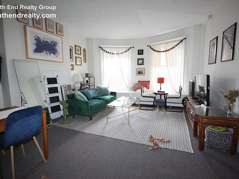 672 Massachusetts Ave #4 — Photo 1