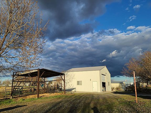 920 sq ft shop and hay manger