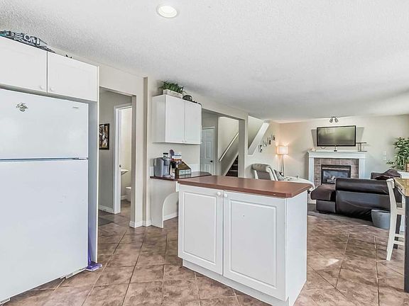 4th image of 157 W Creek Cres