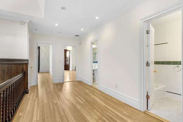 Sold by Vandenberg | media 10