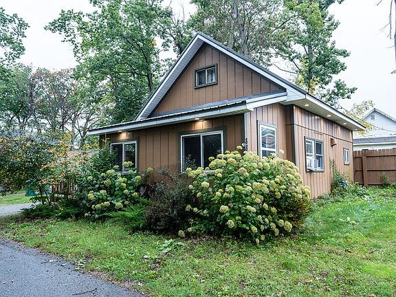 2nd image of 882 Pansy St