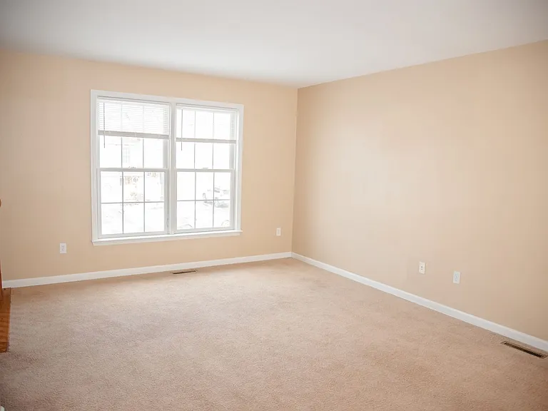 465 Sunday Dr — Photo 4