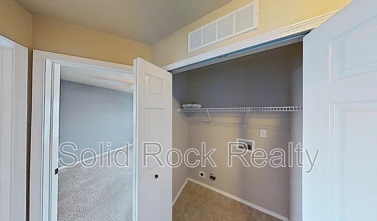 4642 Crow Creek Dr — Photo 18