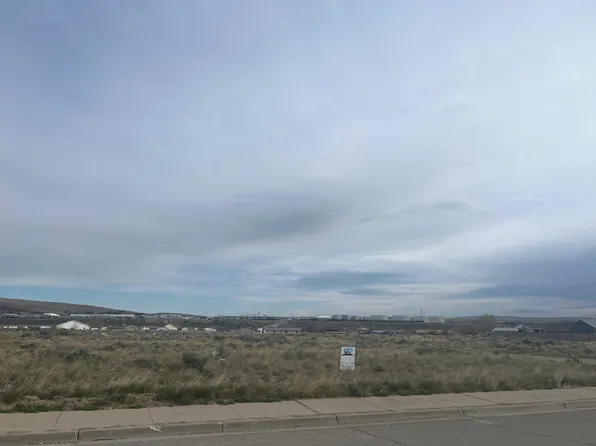 725 E State St, Rawlins, WY 82301