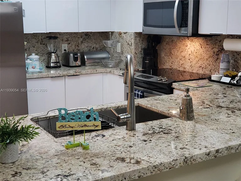 17375 Collins Ave #906 — Photo 6