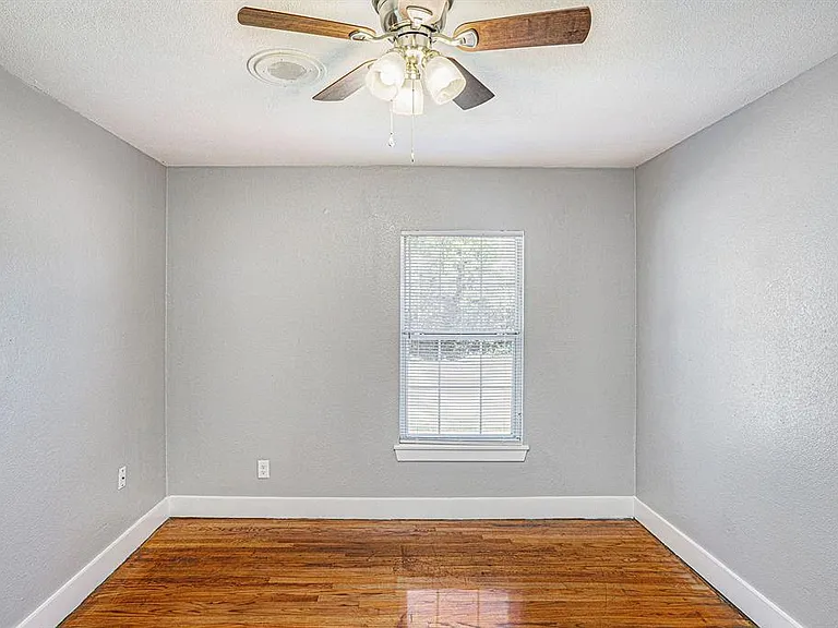 2533 Warren Ave — Photo 13