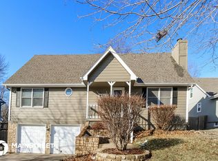 913 NW Woodlynne Dr, Blue Springs, MO 64015