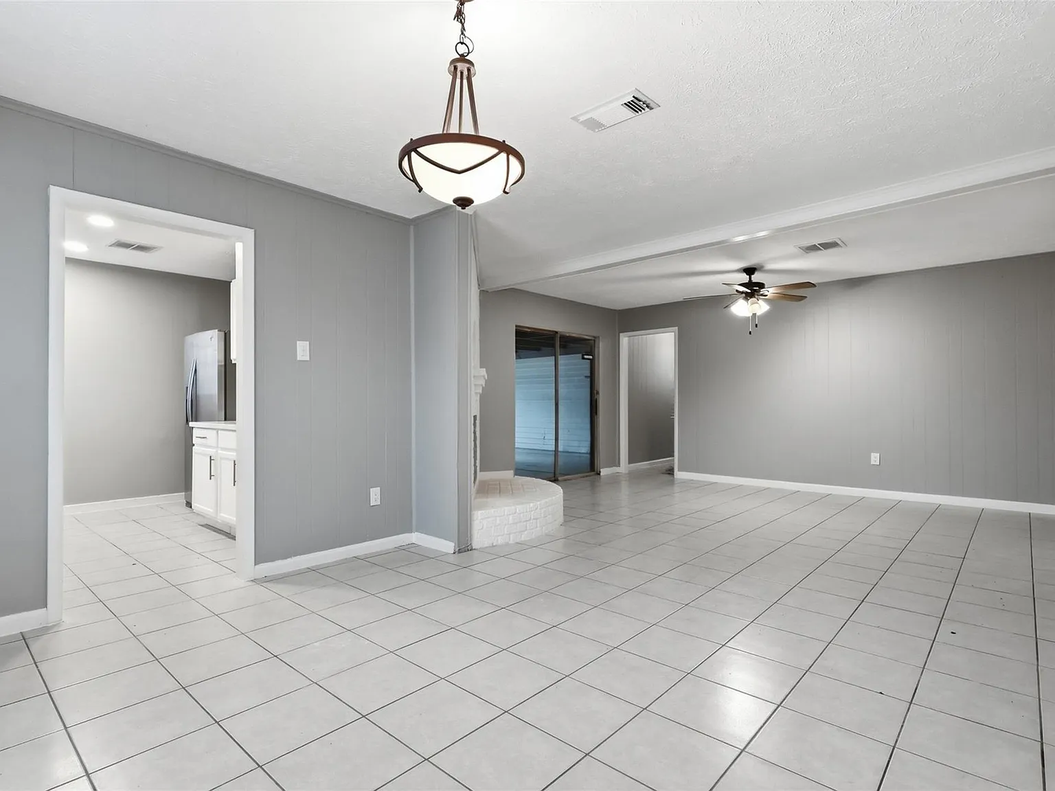 3 bed, 2.0 bath, 1994 sqft, $2,100 — Photo 3