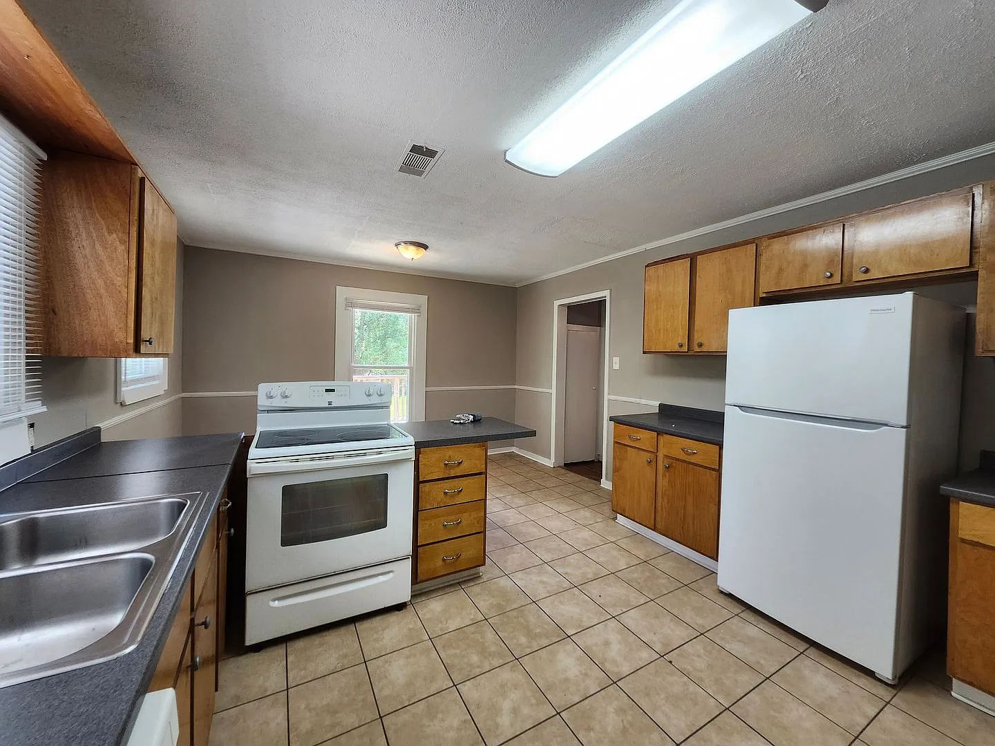 3 bedroom 2 bath home with Den in Convenient Location — Photo 4