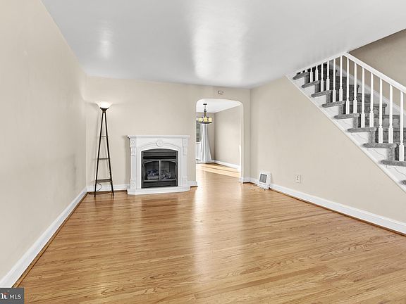 3rd image of 2528 Bond Ave
