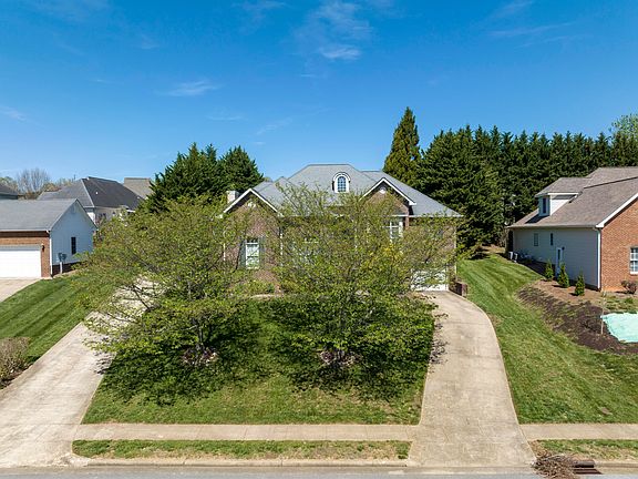 3rd image of 414 Emerald Chase Cir