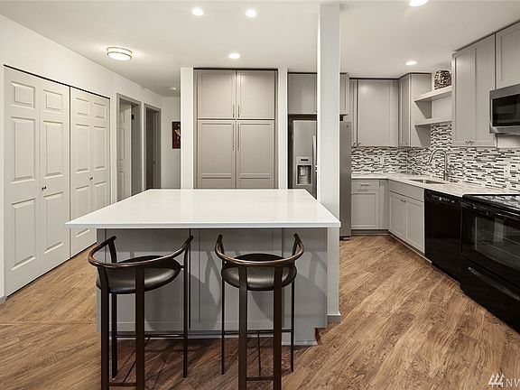 ISLAND WITH QUARTZ COUNTER TOP