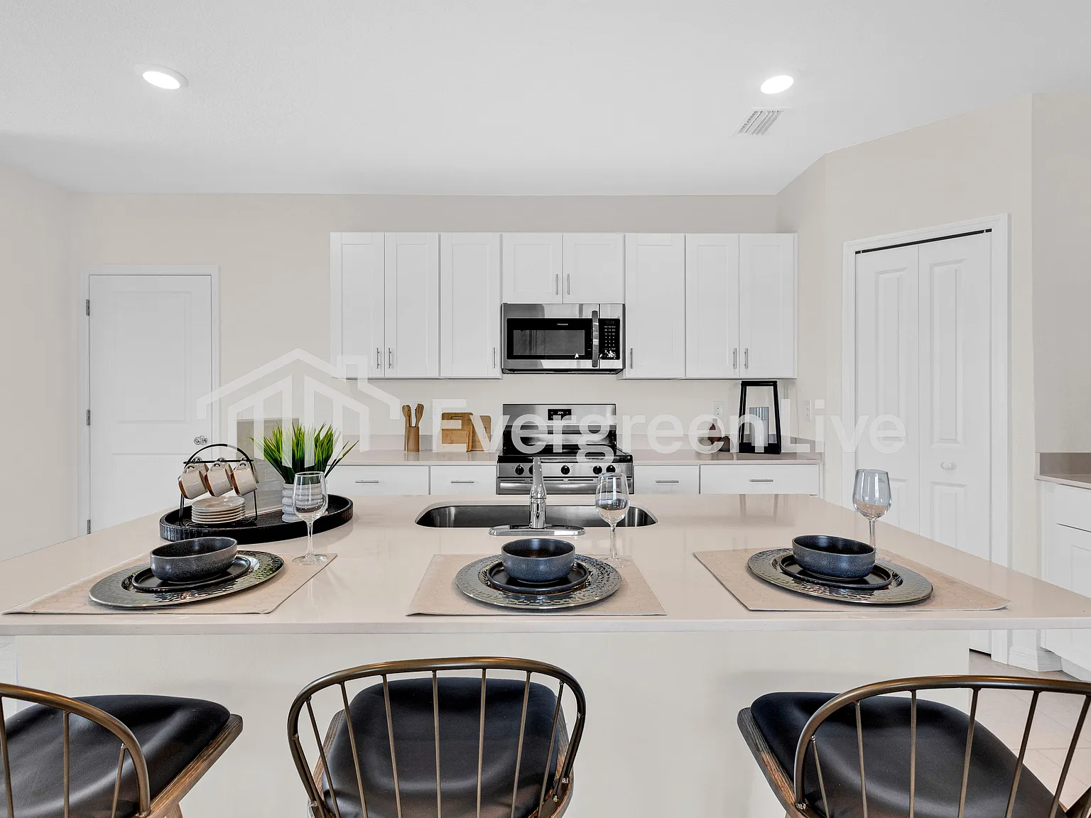 4 bed, 2.5 bath, 1874 sqft, $2,045 — Photo 3
