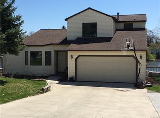 969 Lakeside Dr, Brighton, MI