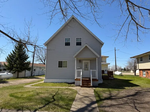 912 Cedar Ave, Harvey, ND 58341