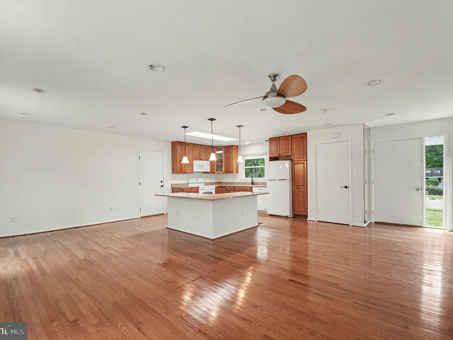 4 bed, 3.0 bath, 1578 sqft, $3,800 — Photo 4