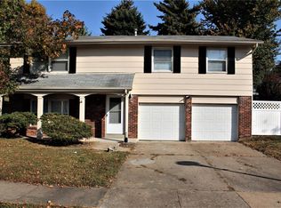 913 Queensbridge Rd, Ballwin, MO 63021