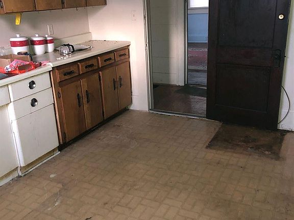 2nd image of 215 E 21st St