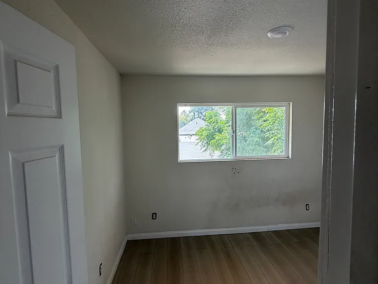 345 W 8th St — Photo 14