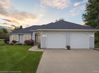 4444 Maple Leaf Dr, Grand Blanc, MI 48439