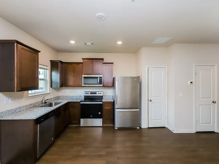 304 Highwood Ln — Photo 6
