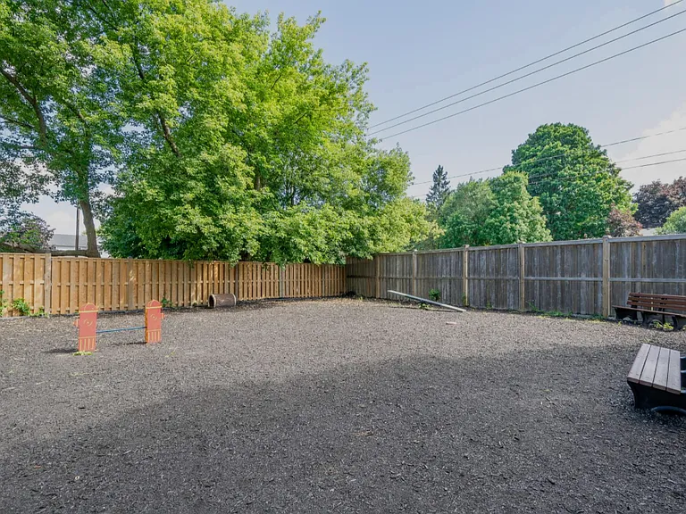 50 Mooregate Cres — Photo 22