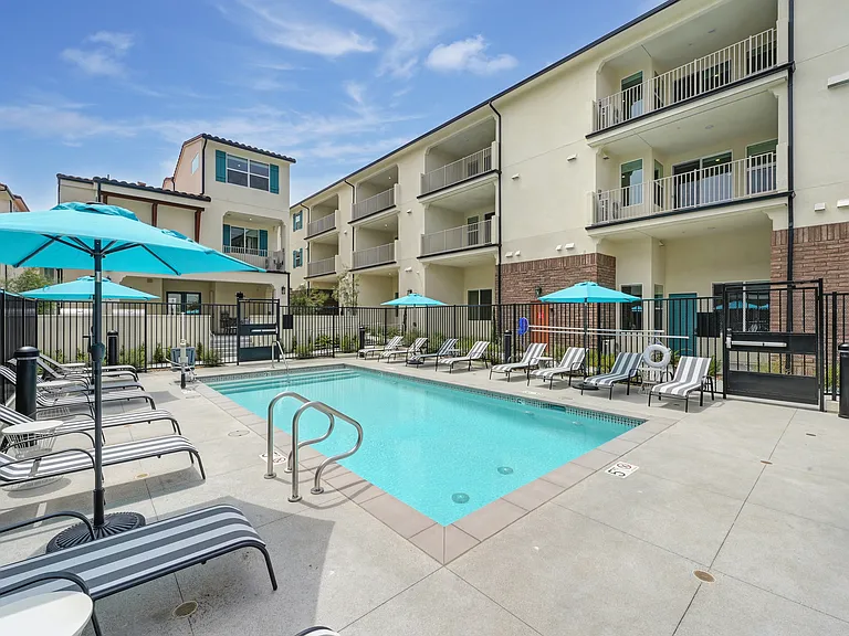 The Commodore Apartments — Photo 25