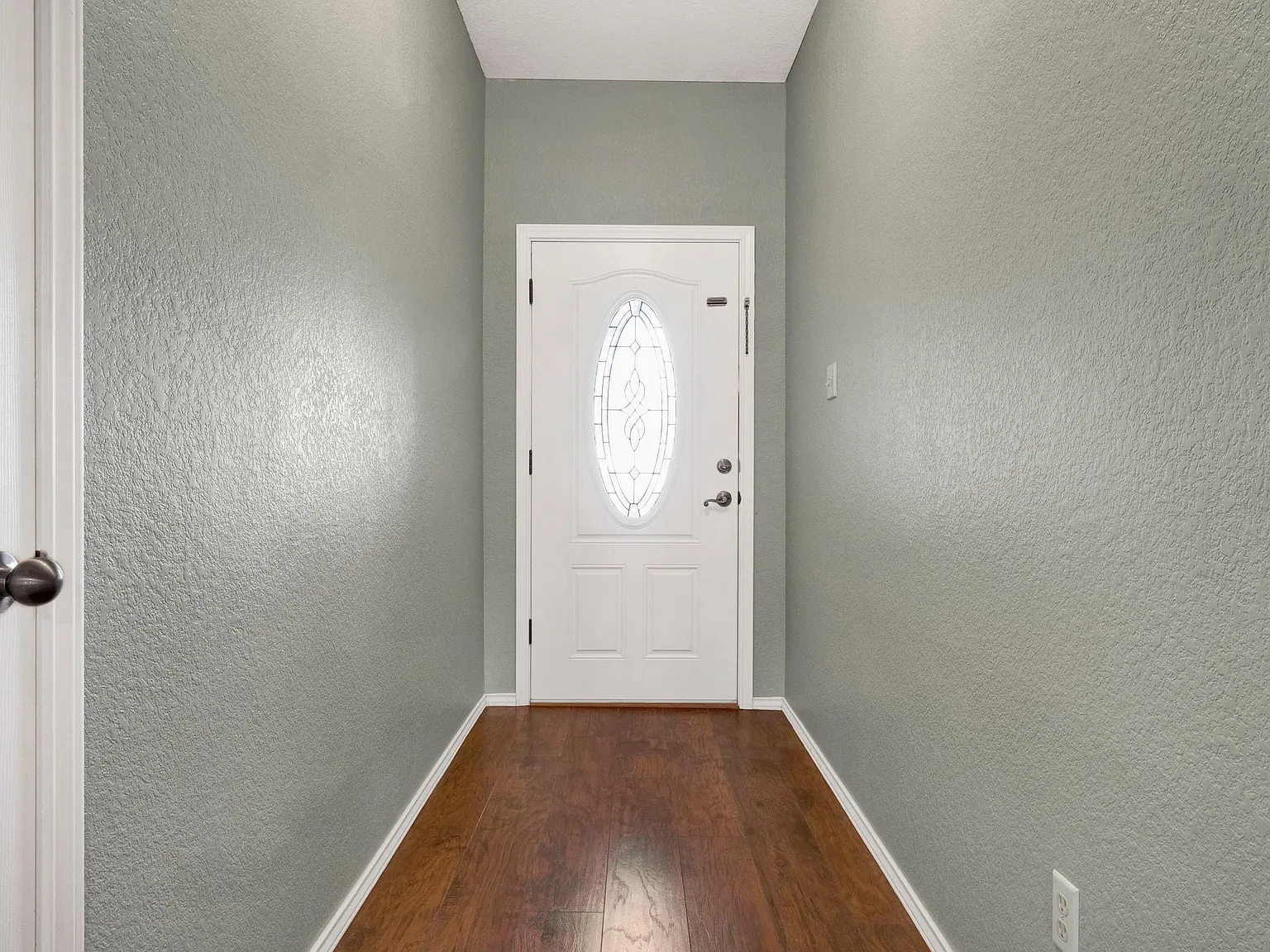 3 bed, 2.0 bath, 1604 sqft, $1,900 — Photo 3