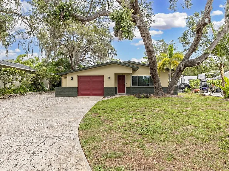 211 Timberlane Dr — Photo 3