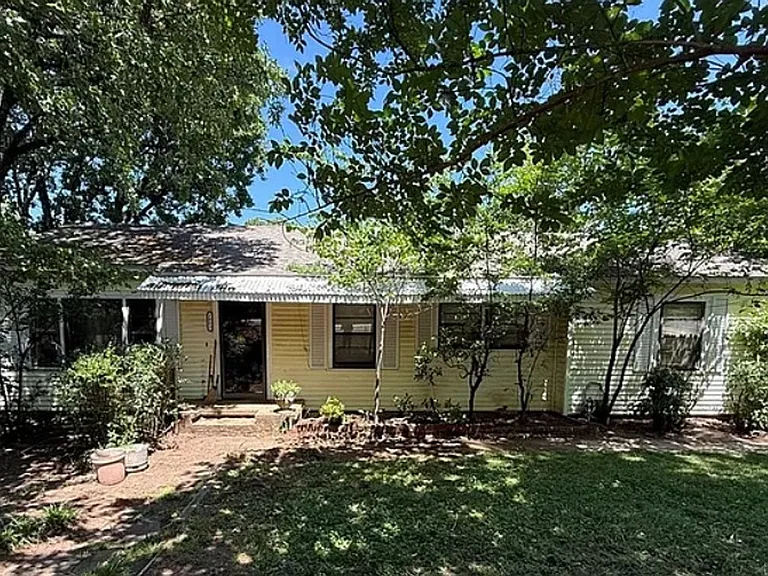 2823 Independence St — Photo 1