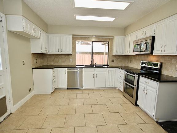 4th image of 2105 Meredith Ln