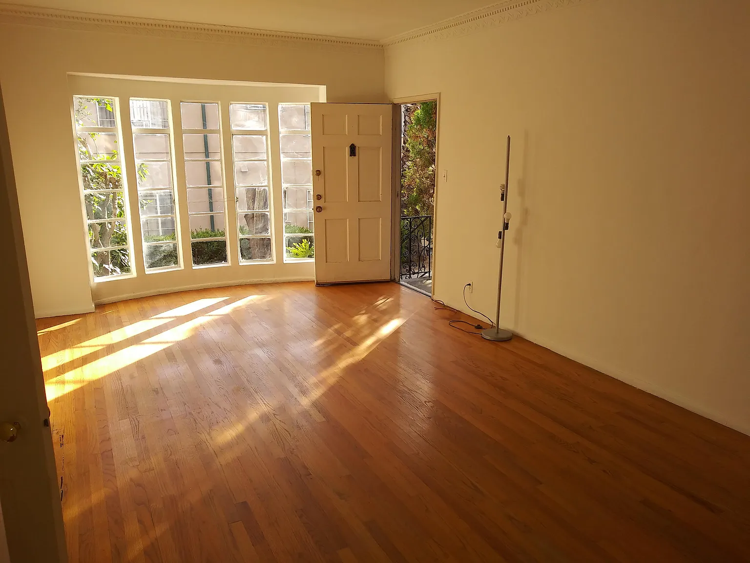Studio, 600 sqft, $1,985 — Photo 2