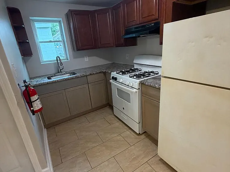 12 Borden Ave — Photo 7