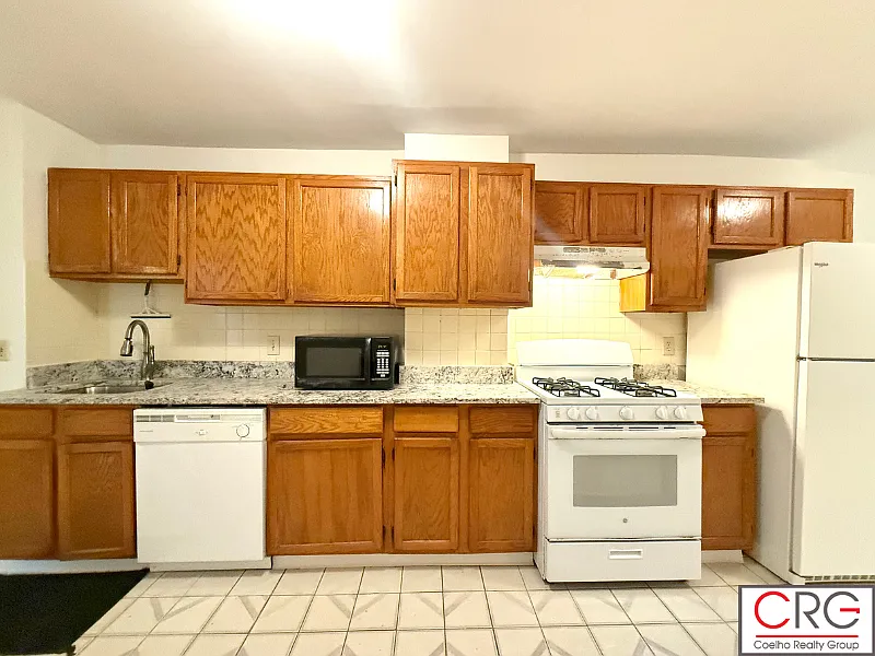 3 bed, 1.5 bath, 1100 sqft, $2,800 — Photo 2