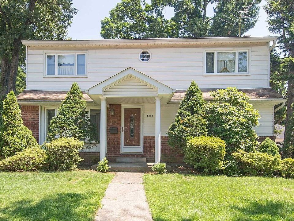 1st image of 605 Valmont Pl