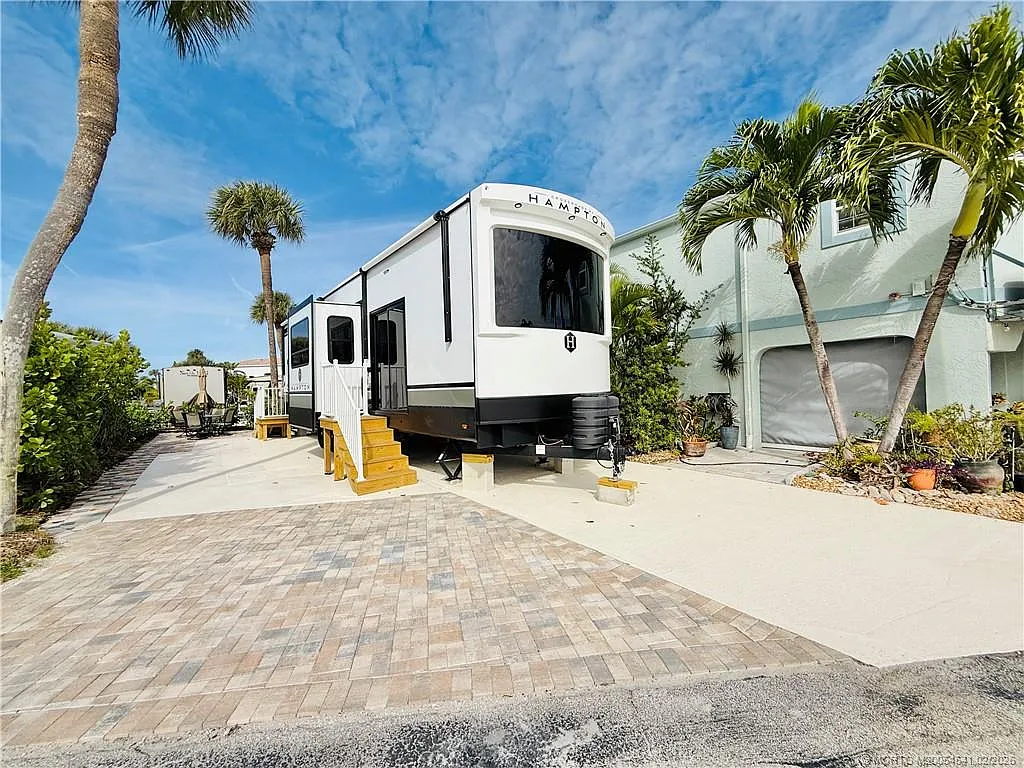 Building Photo - 10725 S Ocean Dr #393