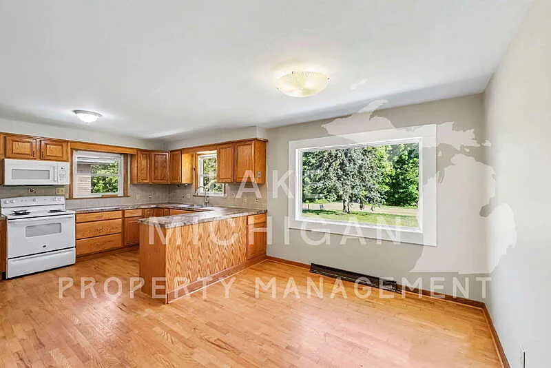 3 bed, 2.0 bath, 1421 sqft, $2,695 — Photo 2