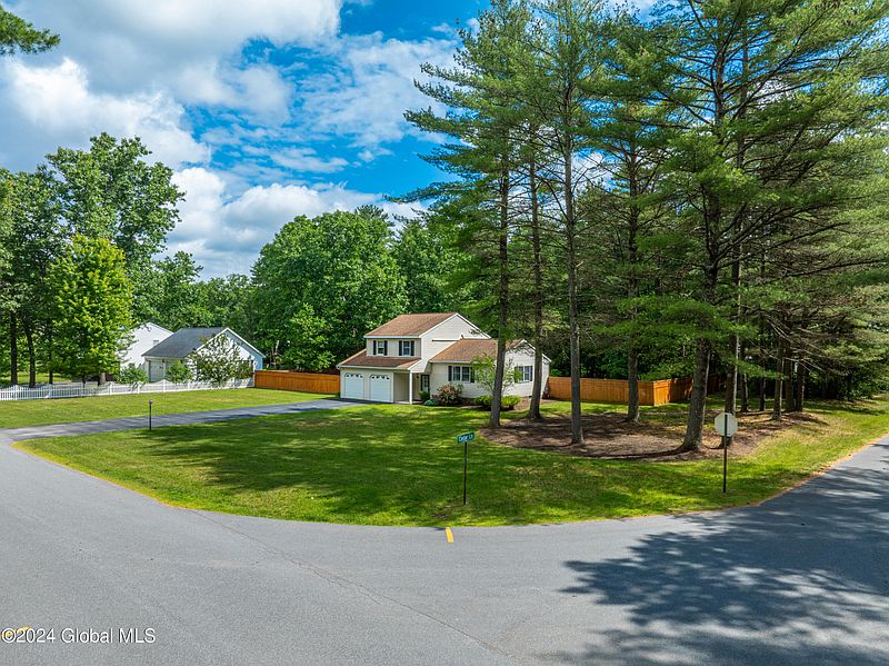 4th image of 10 Evergreen Lane