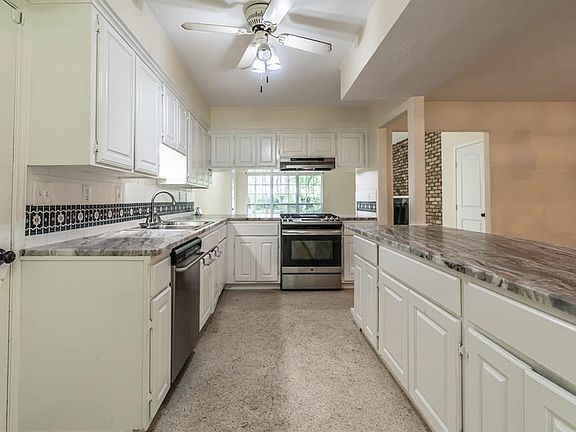3rd image of 1125 Shady Oak Ln