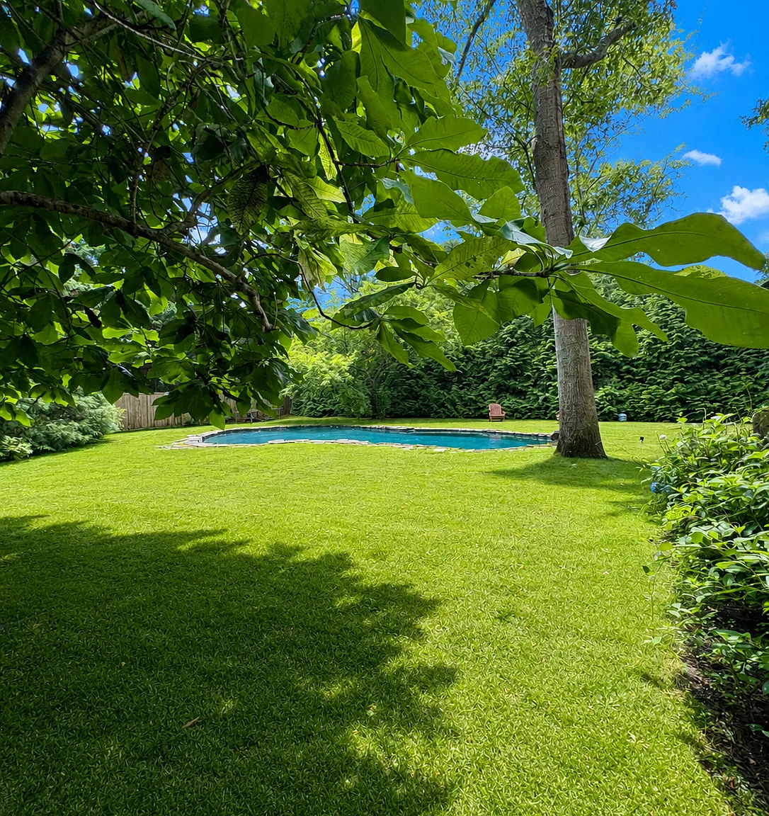 East Hampton Cottage with Gunite Pool & Pool House Village Fringe — Photo 2