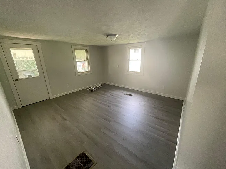 208 Spring St — Photo 3