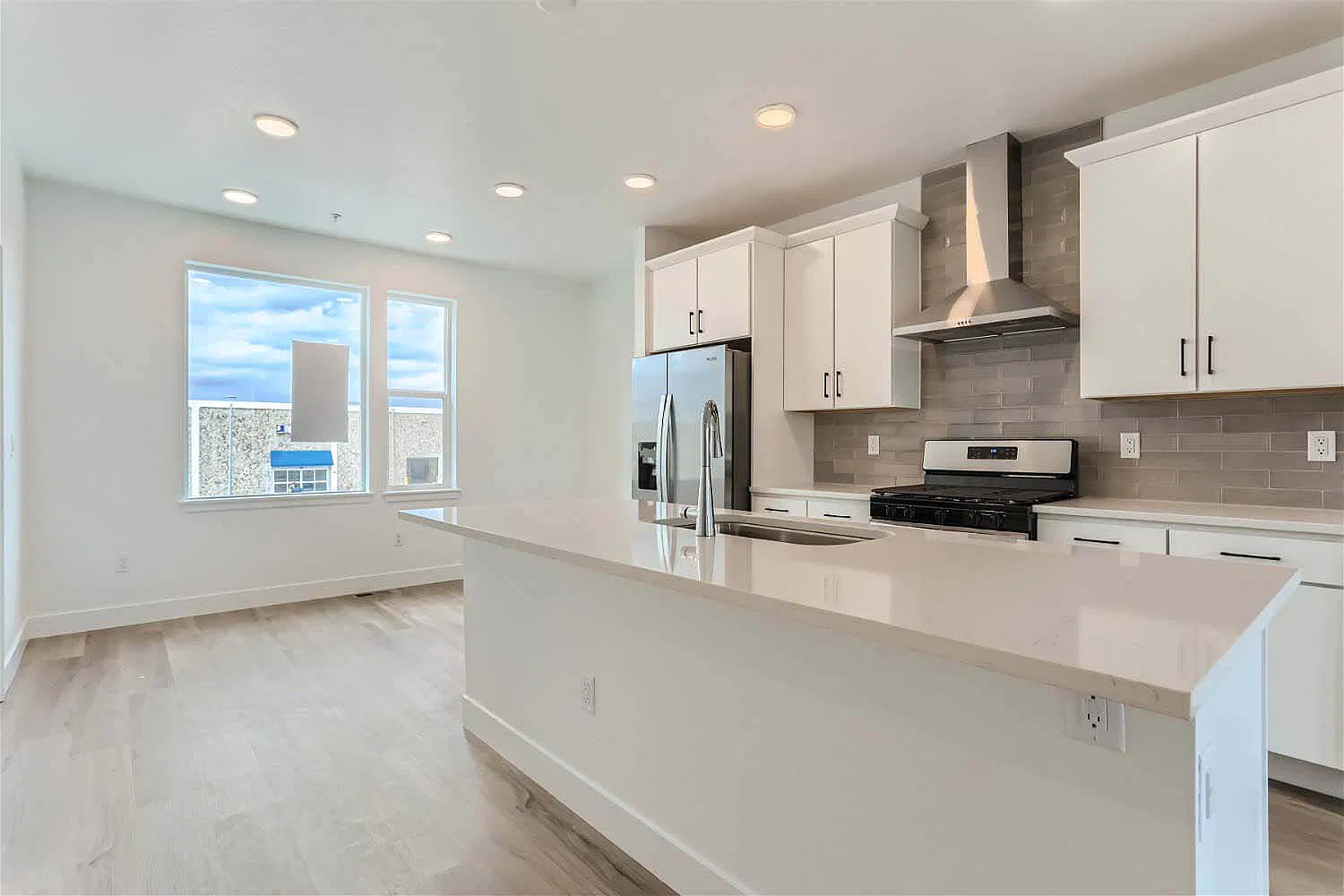 2 bed, 1570 sqft, $2,700 — Photo 3