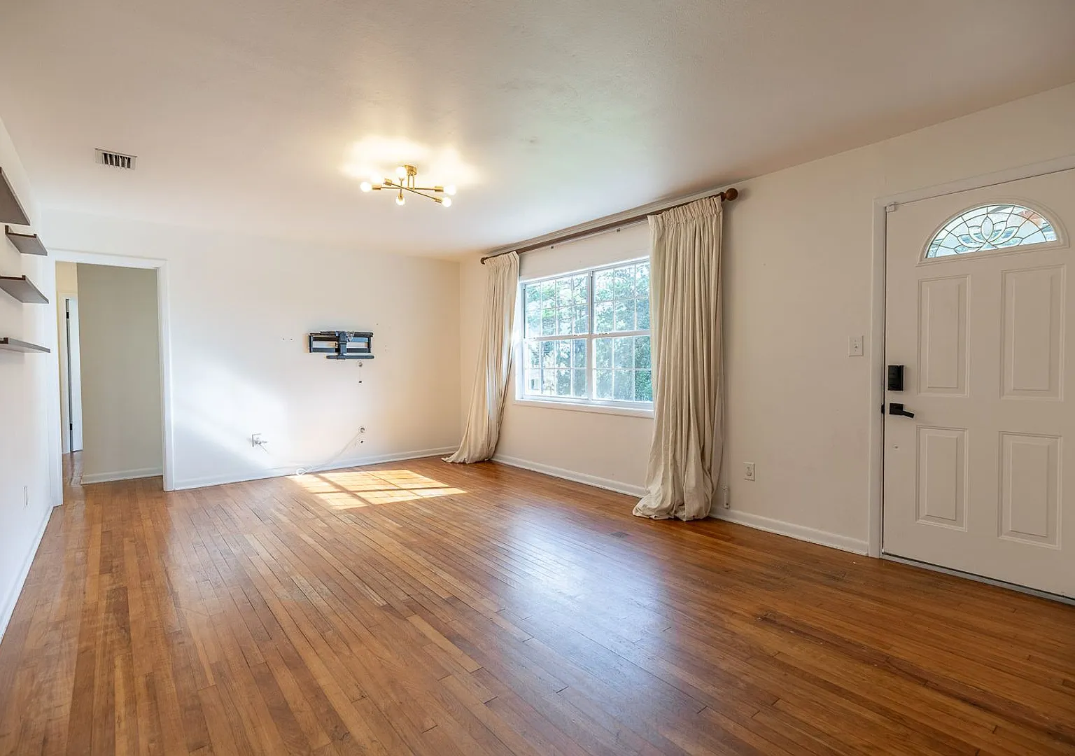 Spacious 4-Bedroom Home Near Downtown Fairhope — Photo 2