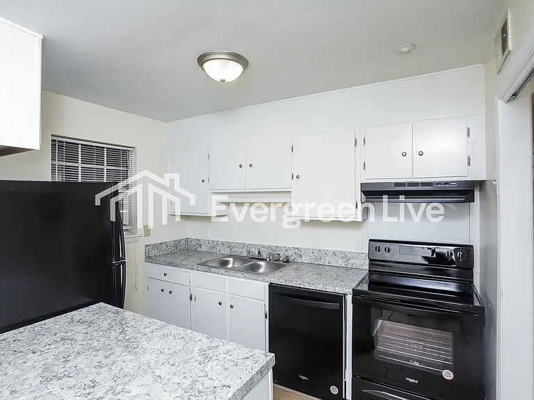 1605 Ashford Ln — Photo 5