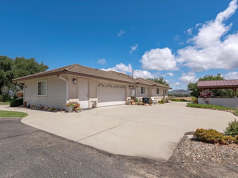 688 Willow Rd — Photo 4