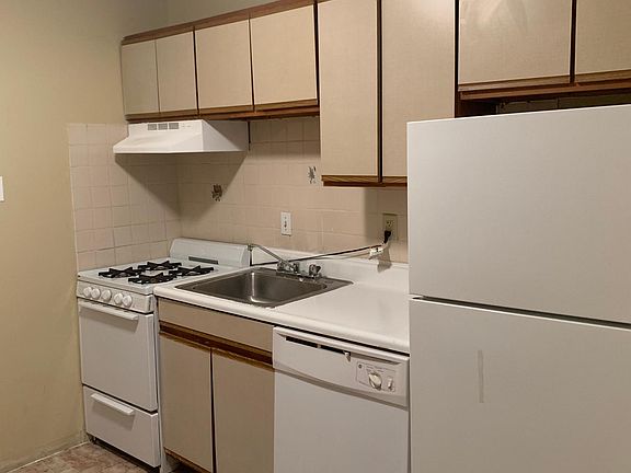 3rd image of 905 E Cliveden St #E3