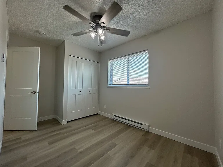 906 E E St — Photo 18