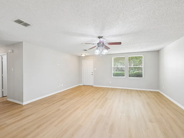 1612 Fieldstone Dr — Photo 4
